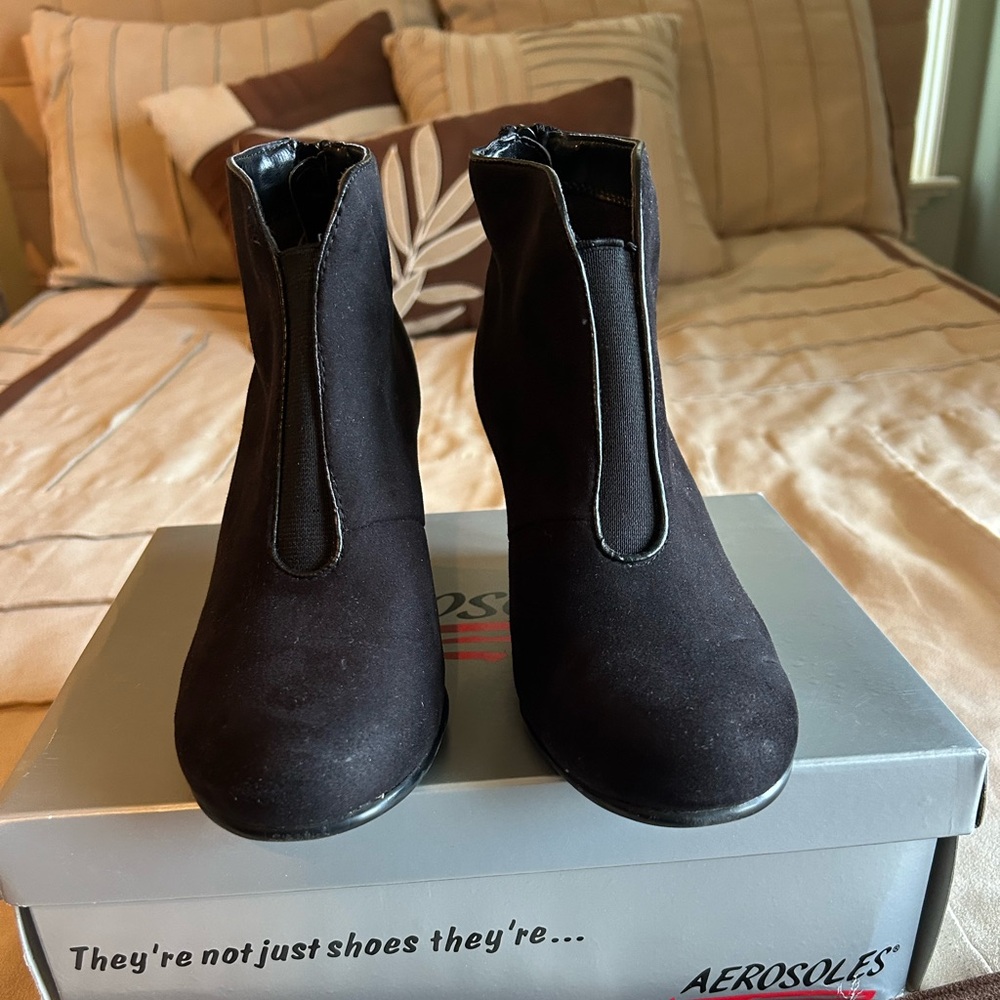 AEROSOLES Black Ankle Boots Sleek Design